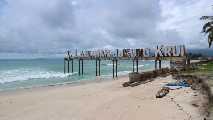 Pantai Krui - Masih Sepi, Pantai Ini Tawarkan Sensasi Berselancar Tak Terlupa Seumur Hidup