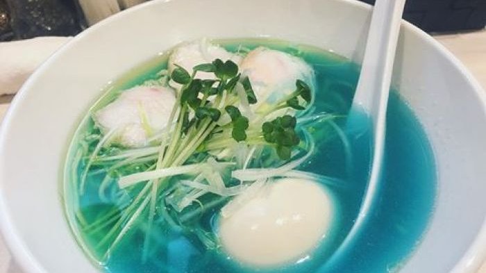 Viral Sup Ayam dengan Kuah Berwarna Biru Terang di Jepang, Aman Dikonsumsi Nggak ya?