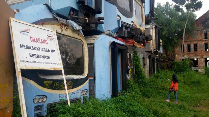 Kuburan Kereta Purwakarta - Tumpukan Bangkai Ini Justru Ramai untuk Foto Selfie