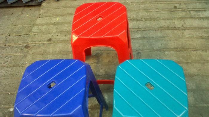 Fakta Menarik - Terungkap! Inilah Alasan Kenapa Kursi Plastik Tengahnya Dibuat Bolong