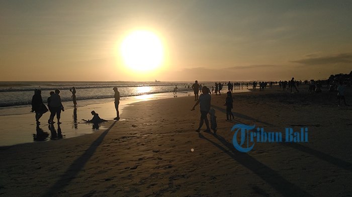 Sore Nanti, Yuk Nikmati Pemandangan Matahari Tenggelam di La Plancha Double Six Beach Seminyak