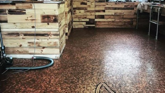 Demi Hemat Biaya, Pria Ini Gunakan Benda Tak Biasa untuk Renovasi Lantai Tempat Usahanya, Itu Kan. .