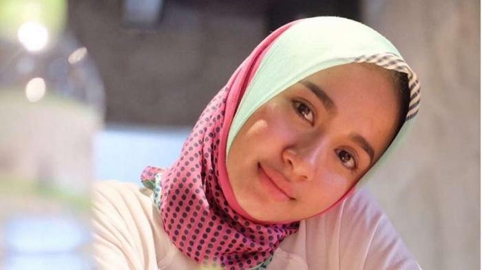 Laudya Cinthia Bella - Gaya Fashion Hijab Ala Personil BBB Saat Traveling Ke Luar Negeri