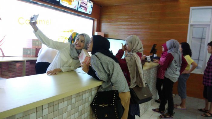 Bandung Makuta - Buka Cabang Baru di Bandung, Laudya Cynthia Bella Ikut Layani Pembeli