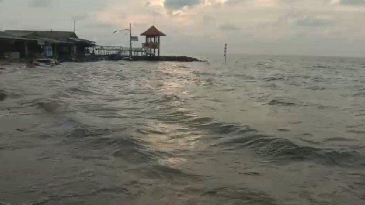 Laut yang pasang saat senja di Pantai Pondok Bali Kabupaten Subang Jawa Barat untuk liburan akhir pekan