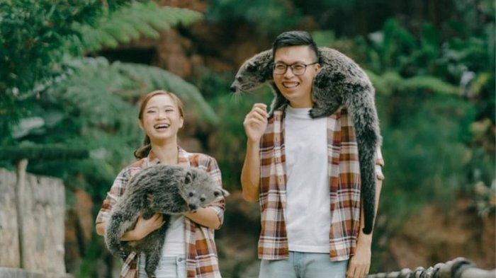 Pengunjung dan koleksi satwa di Lembang Park & Zoo.