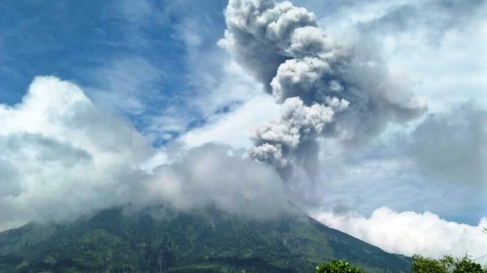 Kembali Erupsi Pada Dini Hari, Begini Foto-foto Perkembangan Gunung Merapi yang Tertutup Kabut Tebal