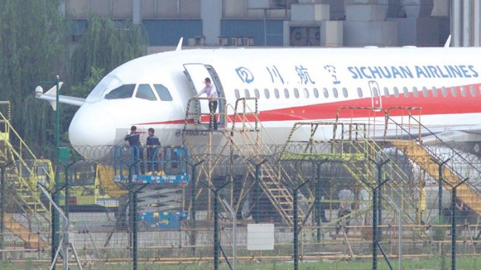 Kaca Kokpit Tiba-tiba Pecah Saat Terbang, Pilot Maskapai di China Malah Dapat Pujian Lakukan Ini