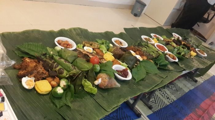Kekinian! Makan di Atas Daun Pisang Bersama-sama Tak Hanya Nikmat, tapi Juga Kaya Khasiat