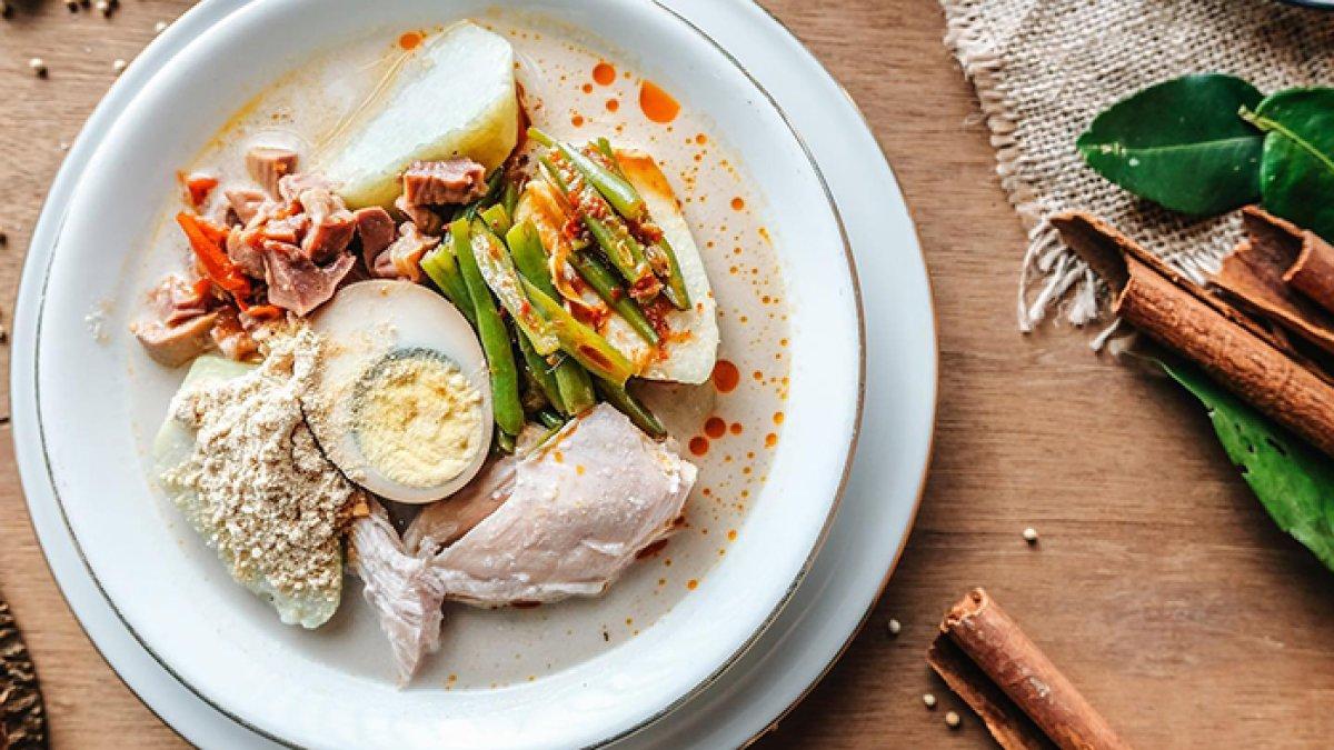 Lontong opor yang disajikan Es Murni Magelang