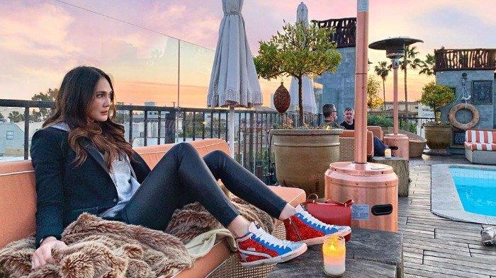 Potret Liburan Luna Maya ke Labuan Bajo, Naik Kapal Pinisi Mewah hingga Berjemur di Pantai