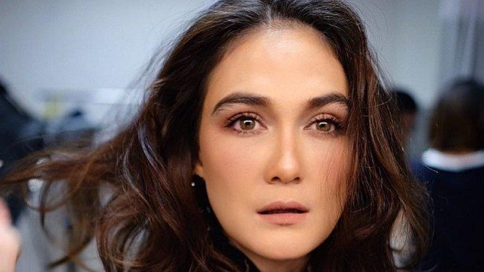 Luna Maya Unggah Potret Bareng Penyanyi Terkenal Amerika Serikat saat Liburan ke Las Vegas