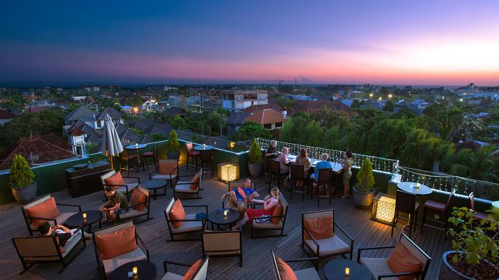 Romantis L Hotels & Resorts Bali -- Dari Ranjang Bisa Memandang Bathtub, Ada Teman Buat Tamu Single