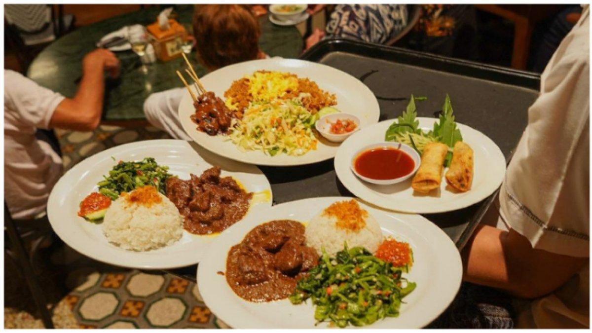 Made's Warung, tempat makan enak di Seminyak Bali yang hits.