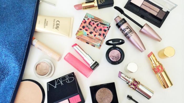 Tips Traveling - Agar Tetap Tampil Kece, Inilah Daftar Makeup yang Haram Dilupakan