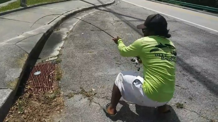 Iseng Mancing di Selokan Jalan Raya, Perhatikan Apa yang Didapat Pria Ini! Bikin Netizen Syok