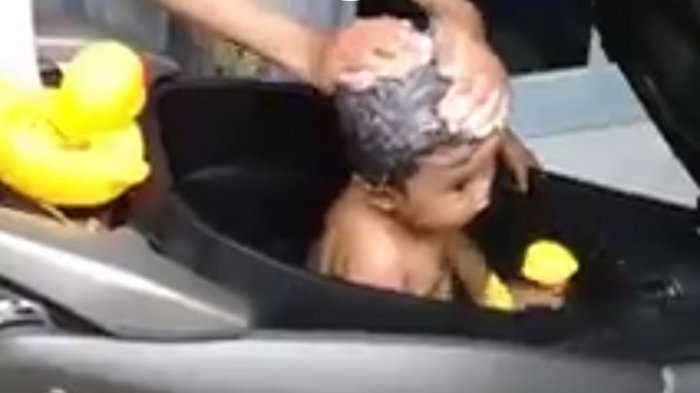 Haha, Kocak! Bocah Ini Minta Mandi di Bagasi Motor, Kelakuan Kids Jaman Now?