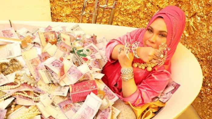 Wanita Ini Bikin Gempar karena Unggah Foto Mandi Uang di Bathtub! Ternyata, Inilah yang Terjadi
