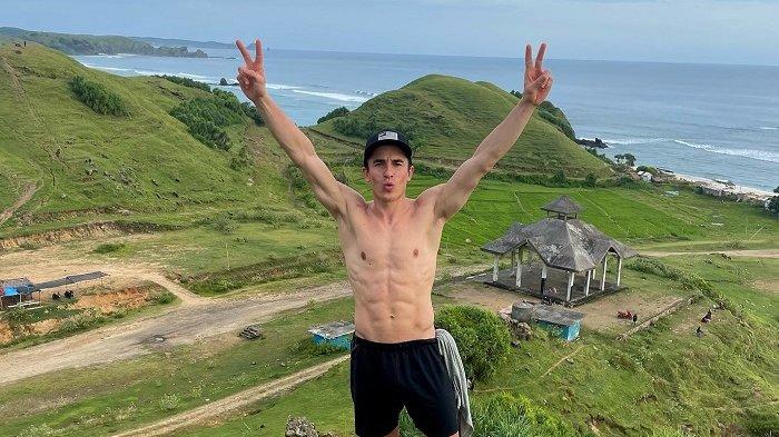 Momen Bahagia Pembalap MotoGP di Lombok: Marc Marquez Daki Bukit, Takaaki Nakagami Main ke Pantai
