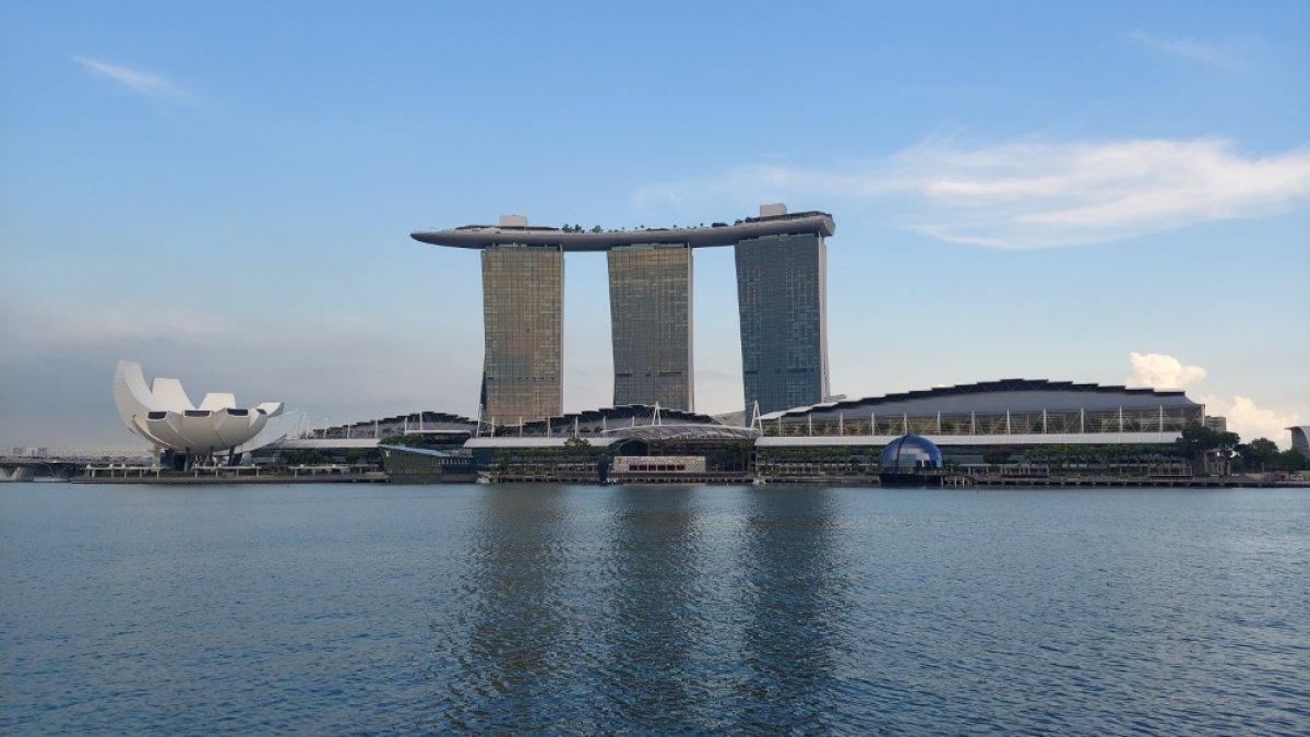 Marina Bay Sands dilihat dari Merlion Park di Singapura