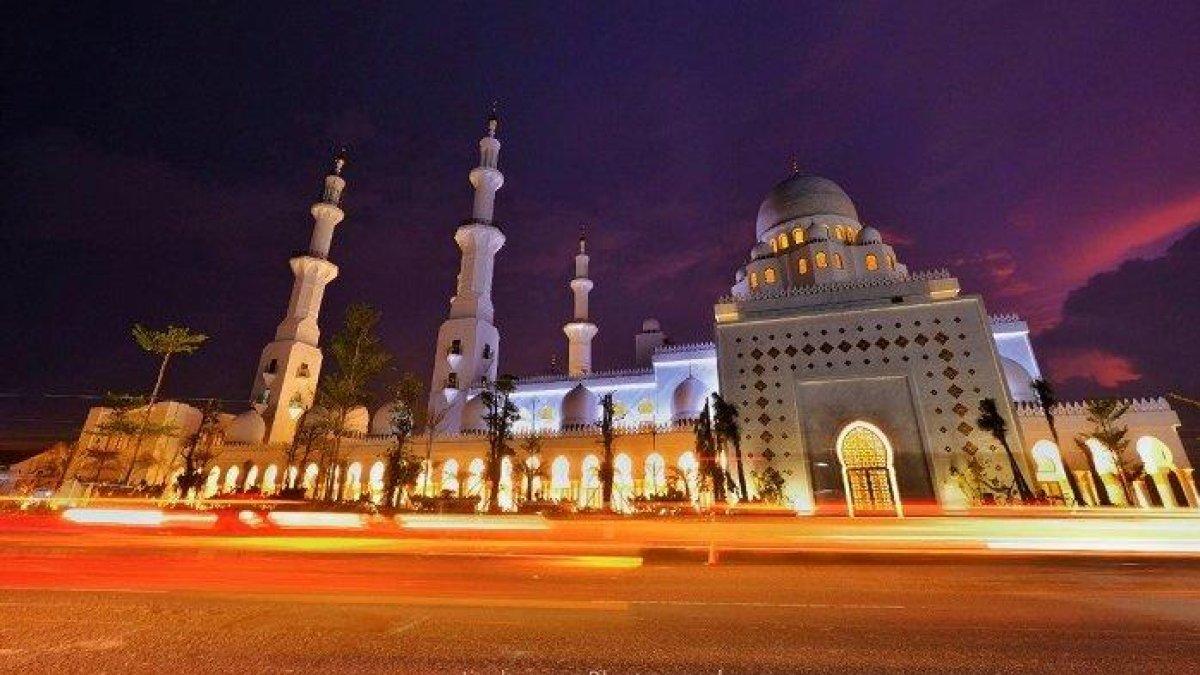Potret megah Masjid Raya Sheikh Zayed Al Nahyan di Jalan Ahmad Yani No.128, Kelurahan Gilingan, Kecamatan Banjarsari, Kota Solo. Masjid tersebut adalah hadiah untuk Presiden Jokowi.
