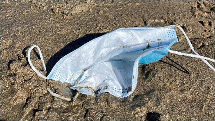 Duh! Banyak Sampah Masker Dibuang Sembarangan di Pantai Ini