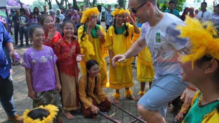 Liburan Taman Buah Mekarsari - Merdeka! Ayo Ajak Pacar dan Keluargamu Ikut Lomba Tarik Tambang