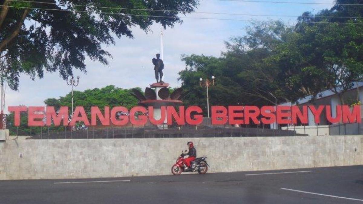 Pengendara sepeda motor melintasi 'Temanggung Bersenyum', ikon Kota Tembakau yang ada di sisi timur alun-alun