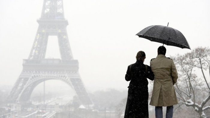 Musim Dingin di Perancis, Inilah 8 Potret Antusiasme Parisian Saat Menyambut Salju di Paris