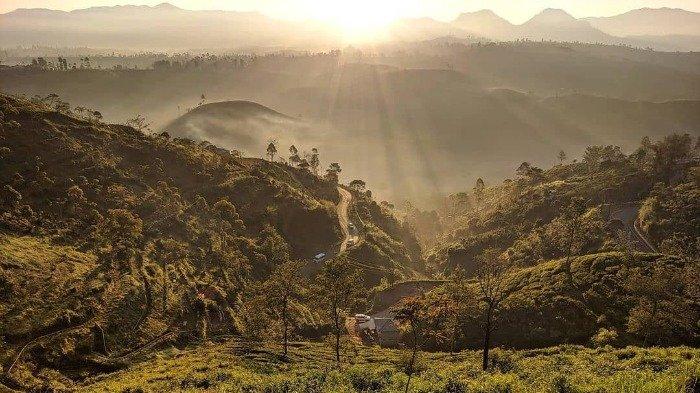 Menikmati sunrise di Sunrise Point Cukul