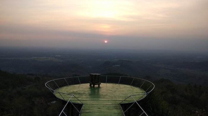Ingin Menikmati Suasana Sunset Sempurna di Jogja? Coba Kunjungi Bukit Semar Watu Goyang