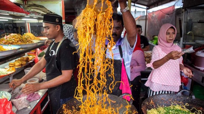 Kuliner Banda Aceh - Berburu Takjil di Blang Padang, Mi Caluk hingga Leumang Wajib Dicoba