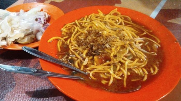 7 Tempat Makan Siang Enak di Medan, Lezatnya Mie Aceh Titi Bobrok dengan Topping Kepiting