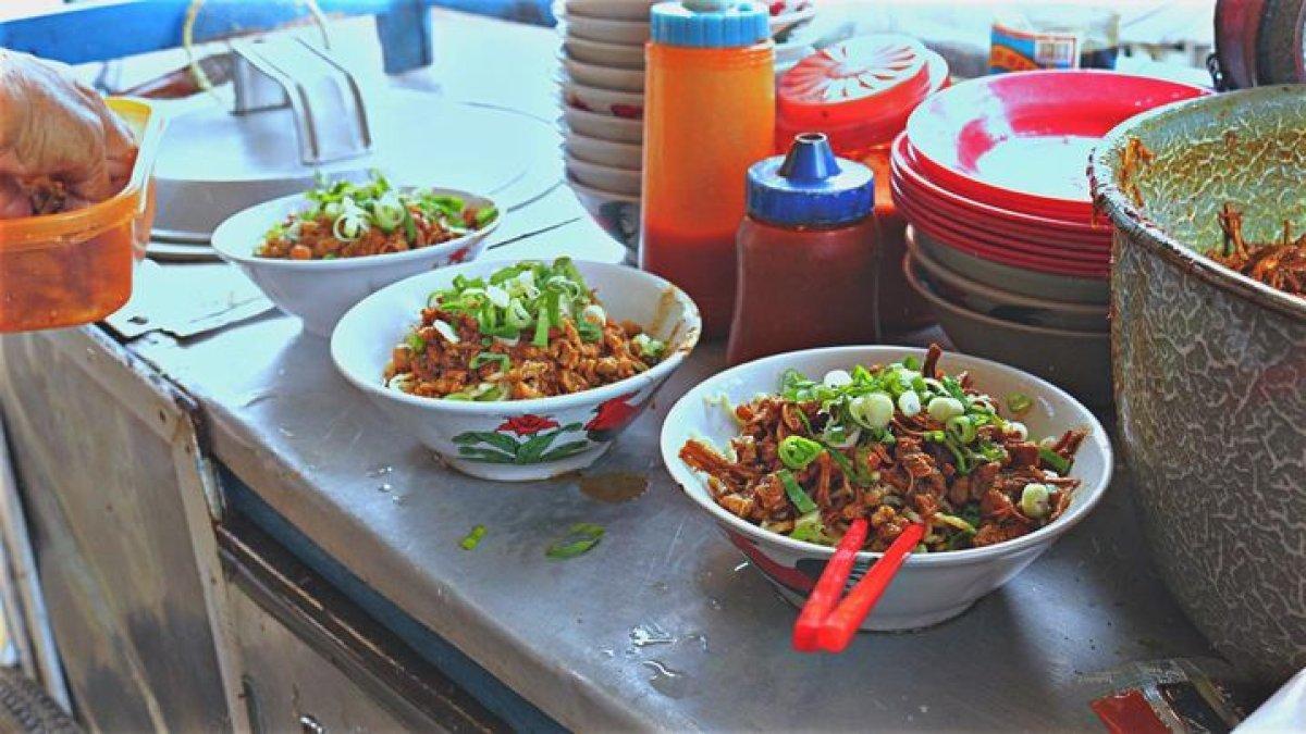 Uniknya Mie Ayam Mang Oyo yang Pakai Bumbu Rendang, Pilihan Makan Siang Enak & Legendaris di Depok