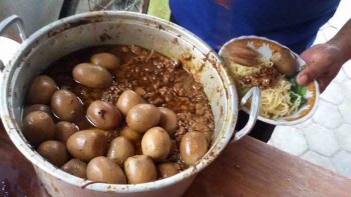 Mencicipi Mie Pangsit Pocong, Kuliner Tengah Malam di Kota Balikpapan