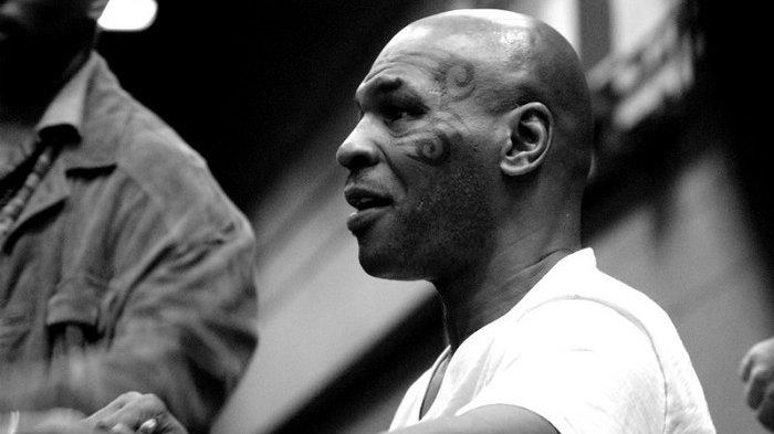 Mike Tyson Tinju Seorang Penumpang Mabuk di Pesawat, Videonya Viral di Medos