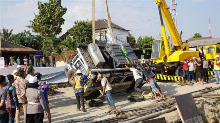 Warga Australia Traveling dengan Land Lover, Mobilnya Terguling di Proyek Underpass Kentungan