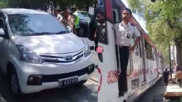 Parkir Sembarangan di Jalur Utama Solo, Mobil Ini Buat Sepur Kluthuk Jaladara Macet