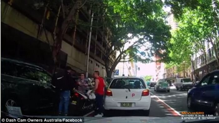 Penting! Selalu Tengok Belakang Sebelum Buka Pintu Mobil Bila Tak Ingin Kejadian Pria Ini Menimpamu