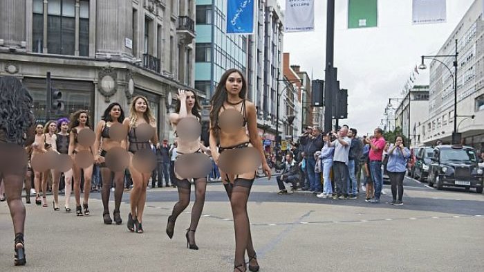 18 Model Cantik Pakaian Dalam Melengang di Jalanan London, Tujuannya Tak Disangka