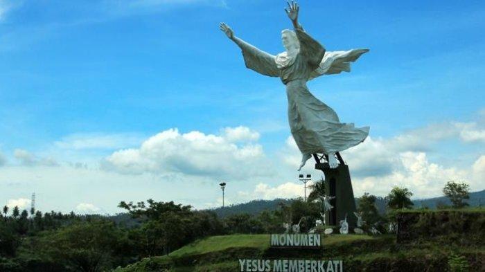 Monumen Yesus Memberkati di komplek Perumahan Citra Land, menjadi salah satu ikon wisata di Manado, Sulawesi Utara.