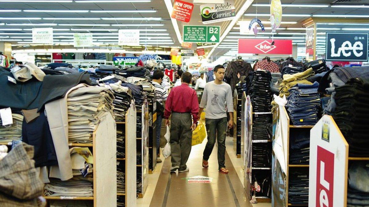 Mustafa Center, satu tempat belanja murah di Singapura.