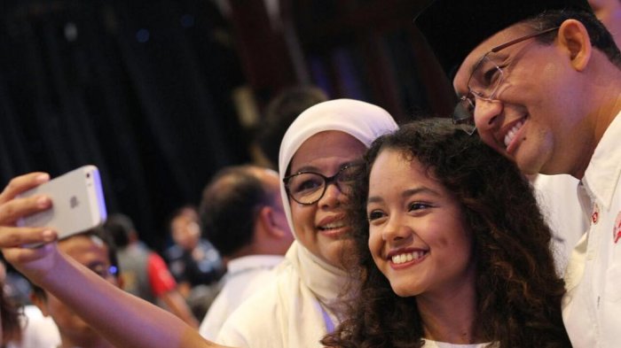 Makan Tahu Kupat di Solo, Cara Anies Baswedan Letakkan Kerupuk Bikin Netizen Salah Fokus