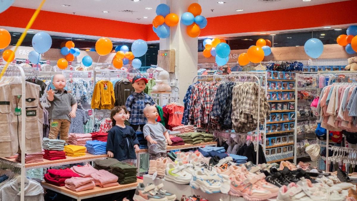 Beragam pilihan pakaian dan sepatu anak tampil memikat di area fashion Indokids Festival 2025 Bandung.