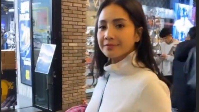 Liburan Artis - Liburan ke Korea Selatan, Raffi Ahmad dan Nagita Slavina Berburu Jajanan Street Food