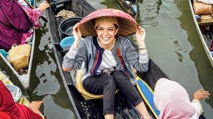 Najwa Shihab Wisata ke Pasar Terapung di Banjarmasin, Naik Perahu dan Belanja Buah di Sungai