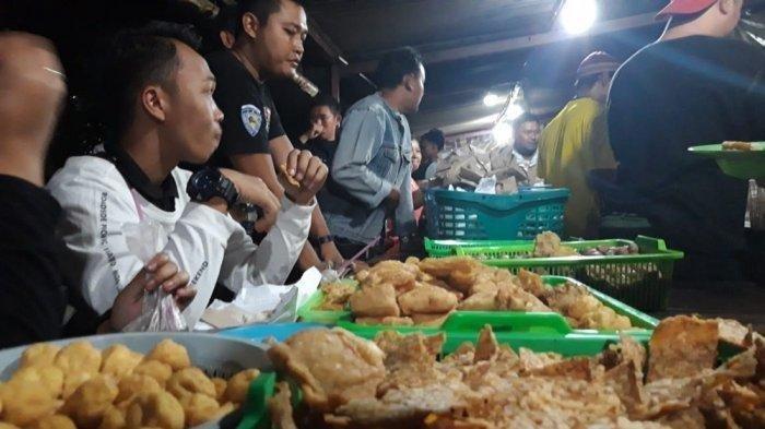 Pengunjung memadati warung Nasi Kucing Pak Gik di Jalan Gajahmada Kota Semarang, Sabtu (27/7/2019) petang.
