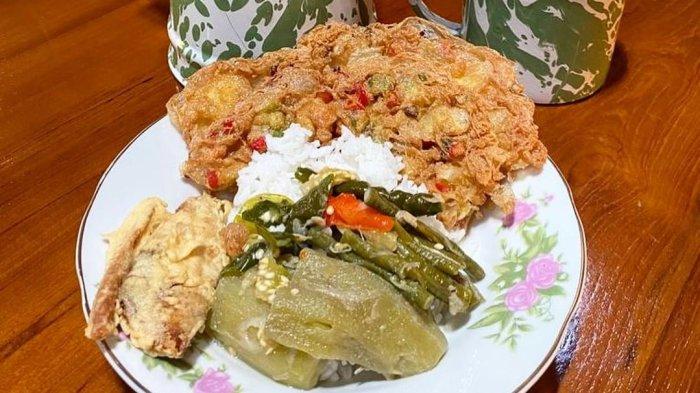 Sajian nasi yang dilengkapi sayur lodeh dan telur dadar krispi di Waroeng Kopi Klotok Cisarua