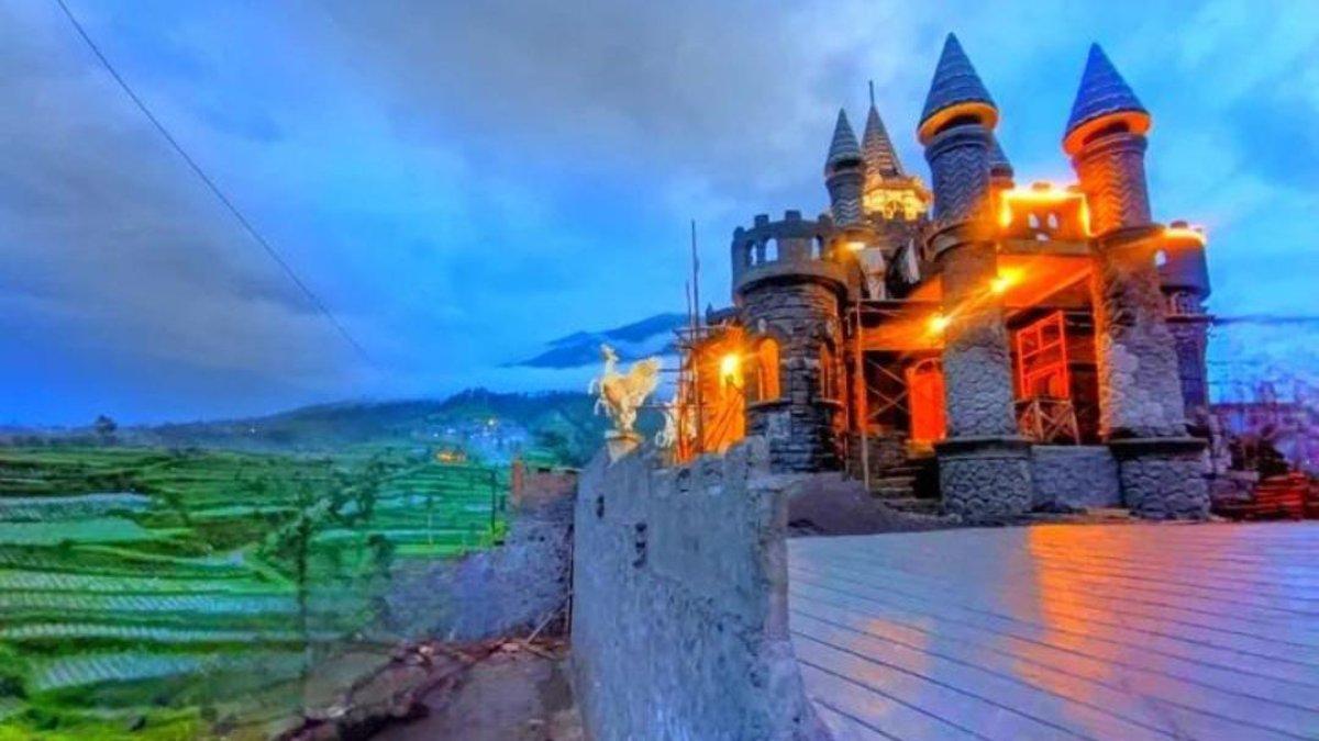 Salah satu spot foto di Negeri Kahyangan. Negeri Kahyangan jadi tempat wisata hits di Magelang yang lokasinya mudah diakses dari hotel dan tempat sewa motor.