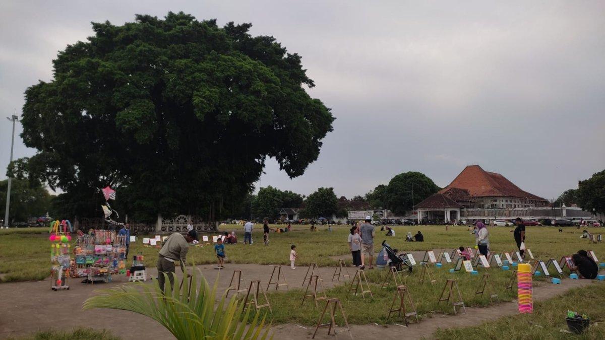 Susana sore hari menjelang berbuka puasa di Alun-alun Kidul, tempat ngabuburit asyik di Jogja.